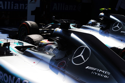 Льюис Хэмилтон, Mercedes AMG F1 W06 с победителем гонки и напарником по команде, Mercedes AMG F1 W06