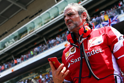 Maurizio Arrivabene, Team Principal Ferrari sur la grille