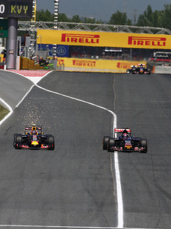 Daniil Kvyat, Red Bull Racing RB11, en Max Verstappen, Scuderia Toro Rosso STR10, strijden om positi