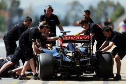 Пастор Мальдонадо, Lotus F1 E23 на пит-лейне