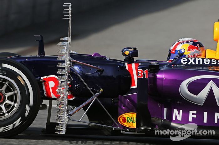 Pierre Gasly, Red Bull Racing RB11 Test Pilotu, sensörlerle birlikte pistte