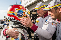 Ganador de la pole Augusto Farfus celebra con Jörg Müller, Nicky Catsburg y Dirk Adorf