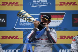 Le vainqueur de la course 1 Jose Maria Lopez, Citroën C-Elysée WTCC, Citroën World Touring Car team