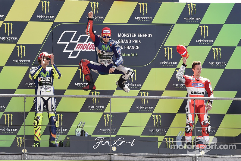 Podium: 2. Valentino Rossi, 1. Jorge Lorenzo, Yamaha Factory Racing, und 3. Andrea Dovizioso, Ducati