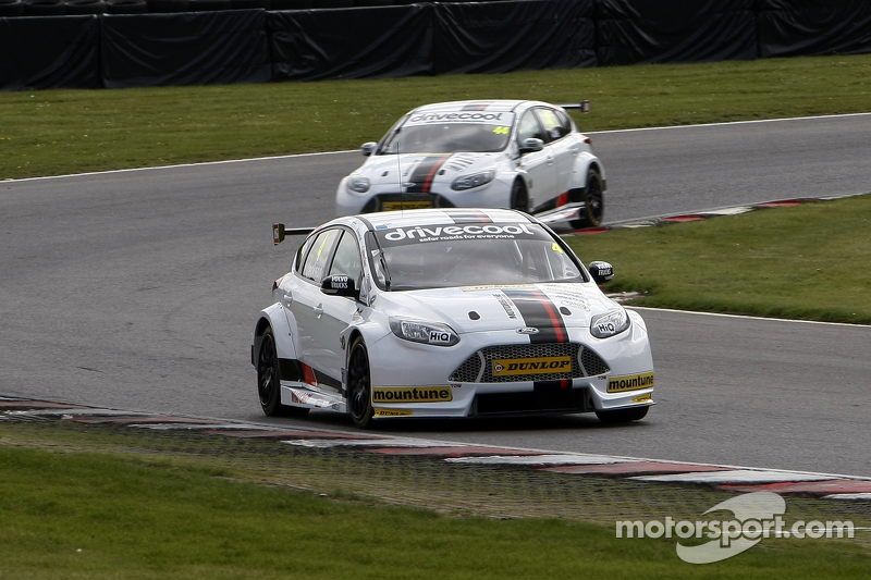 Mat Jackson, dan James Cole in Motorbase BTCC test