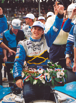 El ganador de la carrera, Jacques Villeneuve celebra