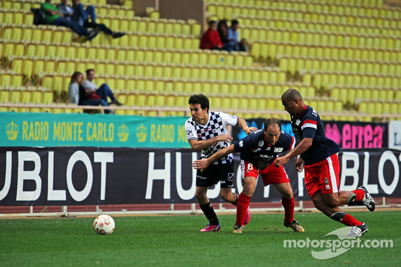 Sergio Pérez Sahara Force India F1 en el partido de fútbol a beneficio
