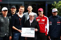 Bernie Ecclestone en Alex Wurz, Williams Driver Mentor en GPDA-voorzitter, en Charles Bradley, Motor
