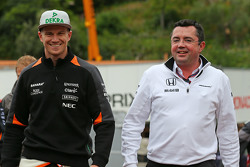 Nico Hulkenberg, Sahara Force India F1 avec Eric Boullier, directeur de la compétition chez McLaren