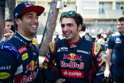 (De izquierda a derecha): Daniel Ricciardo, de Red Bull Racing con Carlos Sainz Jr., Scuderia Toro R