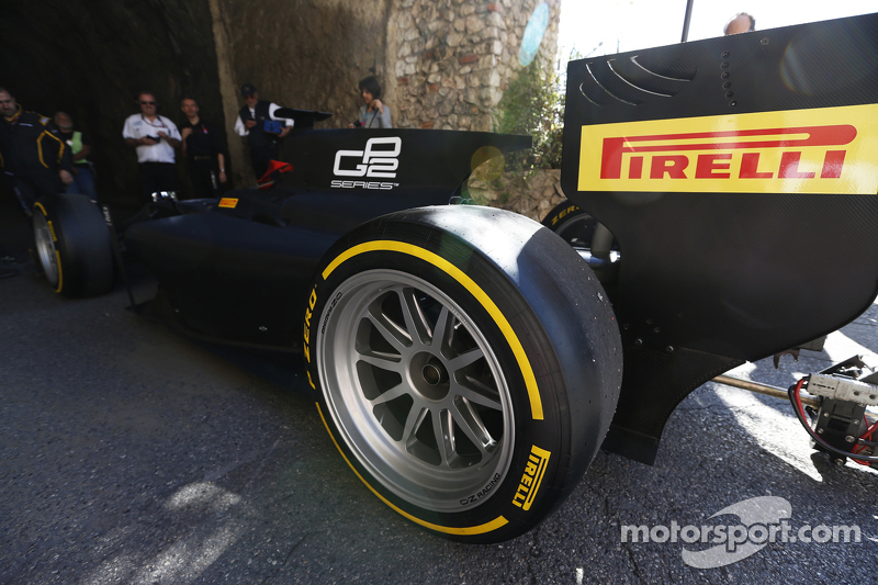 Une voiture de GP2 avec des pneus Pirelli de 18