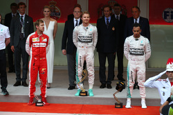 Podium : le deuxième, Sebastian Vettel, Ferrari Ferrari SF15-T, le vainqueur Nico Rosberg et le troisième Lewis Hamilton, Mercedes AMG F1 W06