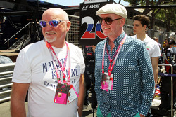 (L naar R): Sir Tom Hunter, zakenman met Chris Evans, presentator, op de grid
