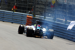 Felipe Massa, Williams FW37 saca chispas, después de sufrir daño en su auto en la primer vuelta