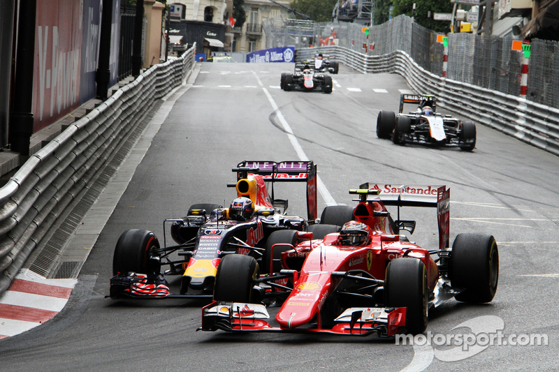 Kimi Raikkonen, Ferrari SF15-T and Daniel Ricciardo, Red Bull Racing RB11 battle for position