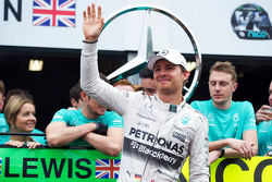Победитель гонки - Нико Росберг, Mercedes AMG F1 празднует с командой