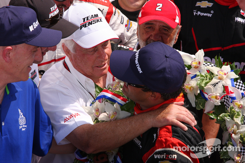 Ganador de la carrera Juan Pablo Montoya, Team Penske Chevrolet felicitado por Roger Penske