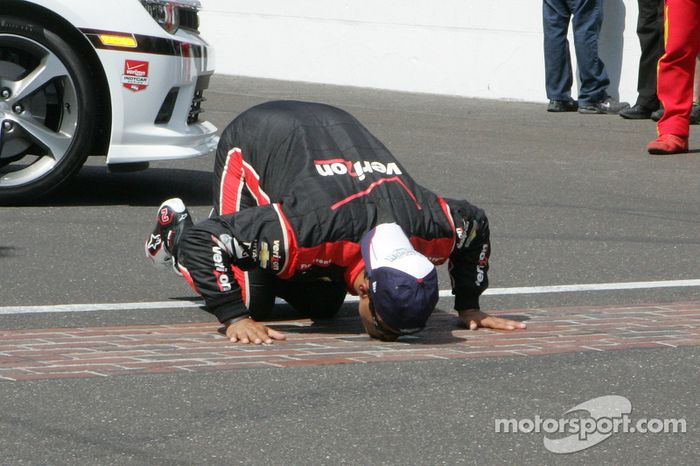 El ganador de la carrera, Juan Pablo Montoya, Team Penske Chevrolet celebra