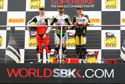 Podium : le deuxième, Jules Cluzel, MV Agusta, le vainqueur, Kenan Sofuoglu, Puccetti Racing Kawasaki, et le troisième, Kyle Ryde, Pacedayz European TrackDays