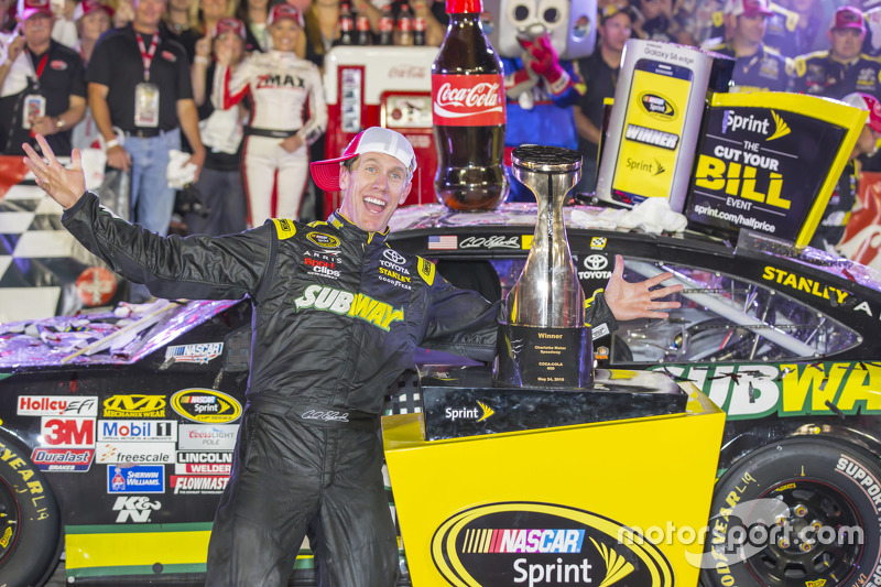 El ganador de la carrera, Carl Edwards, Joe Gibbs Racing Toyota