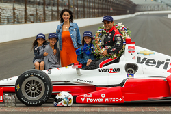 Le vainqueur Juan Pablo Montoya, Team Penske Chevrolet pendant le photoshoot du vainqueur