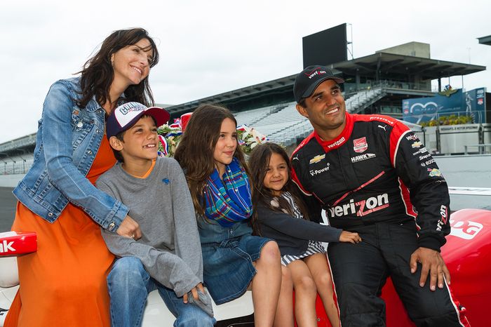 El ganador de la carrera, Juan Pablo Montoya, Team Penske Chevrolet, durante la sesión de fotos del 