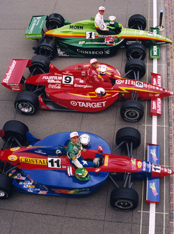 La première ligne, Greg Ray, Team Menard, Juan Pablo Montoya, Chip Ganassi Racing, et Eliseo Salazar