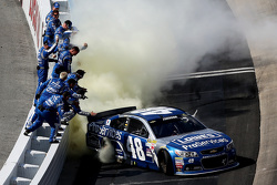 Vencedor Jimmie Johnson, Hendrick Motorsports Chevrolet celebra a vitória