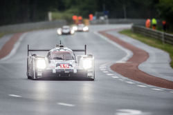 #19 Porsche Team Porsche 919 Hybrid : Nico Hulkenberg, Nick Tandy, Earl Bamber, Frédéric Makowiecki