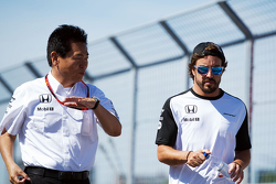 Yasuhisa Arai, Honda Director de Motorsport camina el circuito con Fernando Alonso, McLaren