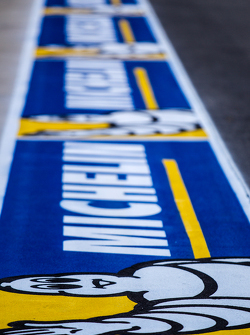 Publicidad pitlane Michelin
