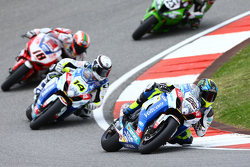 Alex Lowes devant Randy de Puniet, Voltcom Crescent Suzuki