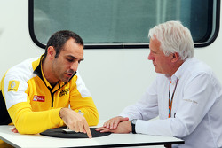 Cyril Abiteboul, Renault Sport F1 Managing Director met Charlie Whiting, FIA-afgevaardigde