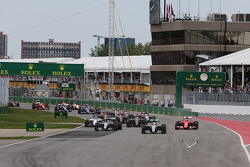 Lewis Hamilton, Mercedes AMG F1 W06 en tête lors du départ
