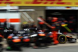 Nico Hulkenberg, Sahara Force India F1 VJM08 faz pit stop