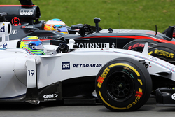 Felipe Massa, Williams FW37 et Fernando Alonso, McLaren MP4-30 à la lutte