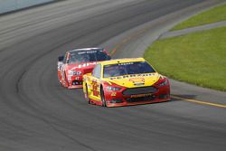 Joey Logano, Team Penske Ford e Kurt Busch, Stewart-Haas Racing Chevrolet