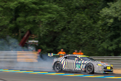 Problema se rompe por abajo para el # 97 de Aston Martin Racing Aston Martin Vantage GTE: Darren Turner, Stefan Mücke, Rob Bell