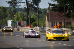 #7 Audi Sport Team Joest Audi R18 e-tron quattro : Marcel Fässler, Andre Lotterer, Benoit Tréluyer se prépare à dépasser la #64 Corvette Racing Corvette C7.R : Jordan Taylor, Oliver Gavin, Tommy Milner