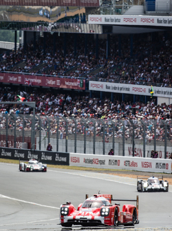 #17 Porsche Team Porsche 919 Hybrid : Timo Bernhard, Mark Webber, Brendon Hartley