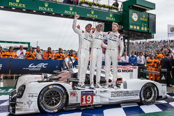 Закрытый парк: победители гонки #19 Porsche Team Porsche 919 Hybrid: Нико Хюлькенберг, Ник Тэнди, Эрл Бамбер празднуют