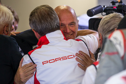 Доктор Вольфганг Ульрих, Audi Sport Team Joest поздравляет Фрица Энзингера, главу отдела LMP1 команды Porsche с их победой в 24 часах Ле-Мана