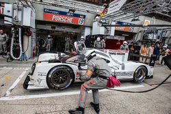 Пит-стоп для машины #19 Porsche Team Porsche 919 Hybrid: Нико Хюлькенберг, Ник Тэнди, Эрл Бамбер