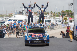 Podium : les vainqueurs Sébastien Ogier et Julien Ingrassia, Volkswagen Polo WRC, Volkswagen Motorsport
