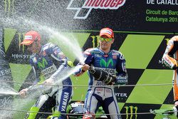 Peringkat kedua Valentino Rossi, dan pemenang balapan, Jorge Lorenzo, Yamaha Factory Racing