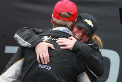 1. Josef Newgarden, CFH Racing, Chevrolet, feiert mit Sarah Fisher