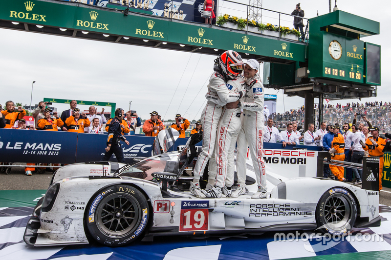 Parc fermé: vencedores #19 Porsche Team Porsche 919 Hybrid: Nico Hulkenberg, Nick Tandy, Earl Bamber celebram