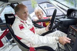 Hans-Joachim Stuck avec Mattias Ekström et la livrée spéciale, commémorant la première victoire d'Audi en DTM en 1990 au Norisring
