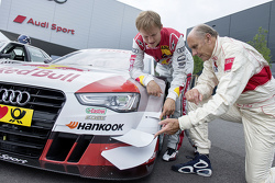 Hans-Joachim Stuck avec Mattias Ekström et la livrée spéciale, commémorant la première victoire d'Audi en DTM en 1990 au Norisring
