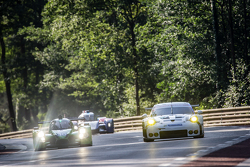 #40 Krohn Racing Ligier JS P2: Tracy Krohn, Nic Jonsson, Joao Barbosa, #92 Porsche Team Manthey Pors